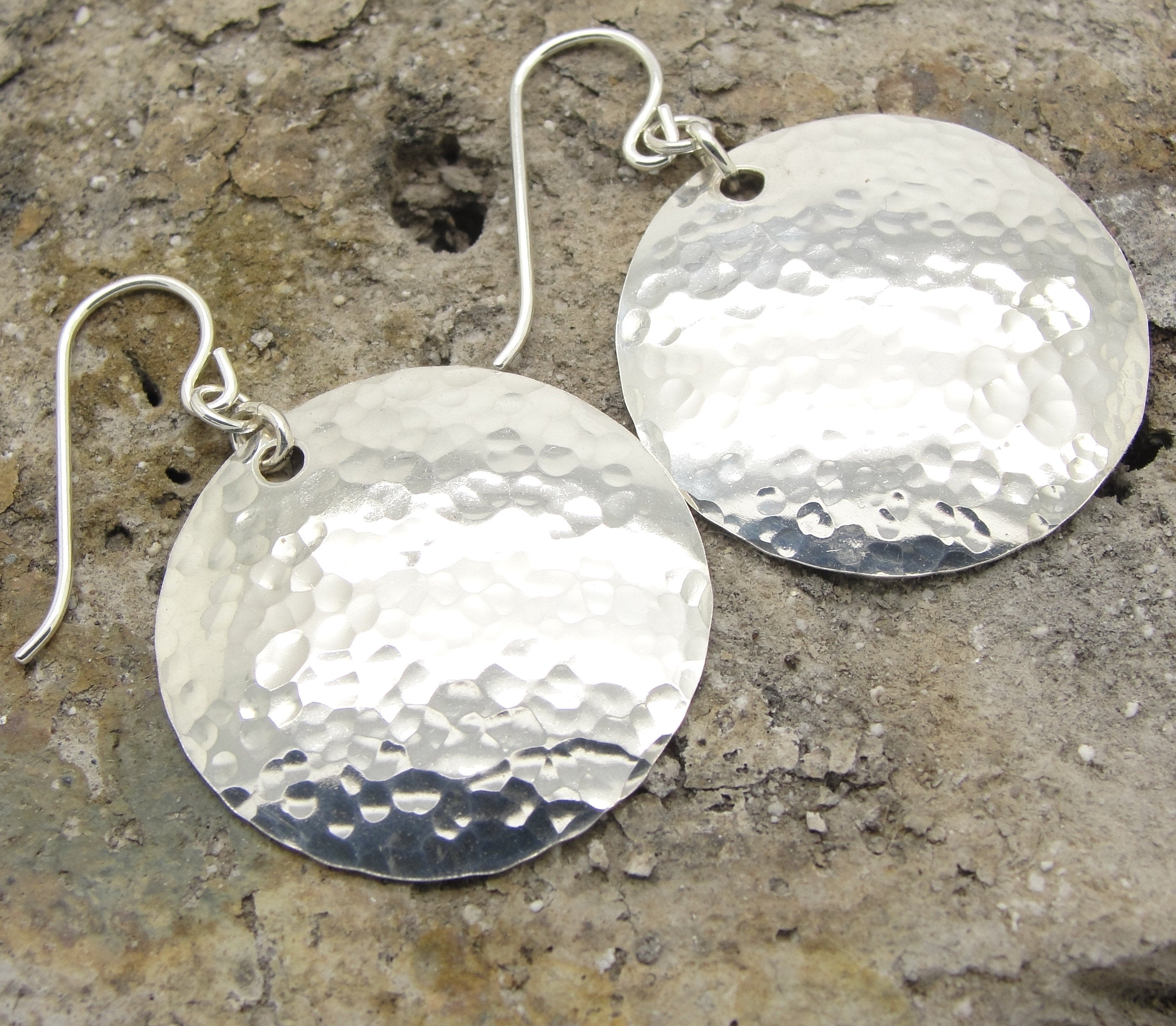 Medium 1 Inch Wide Sterling Silver Hammered Disc Earrings in 100 Perce –  Cloud Cap Jewelry